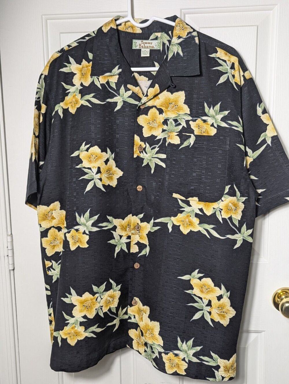 Tommy Bahama Hawaiian Silk Shirt Mens Medium S/S Black Yellow Floral Resort Luau